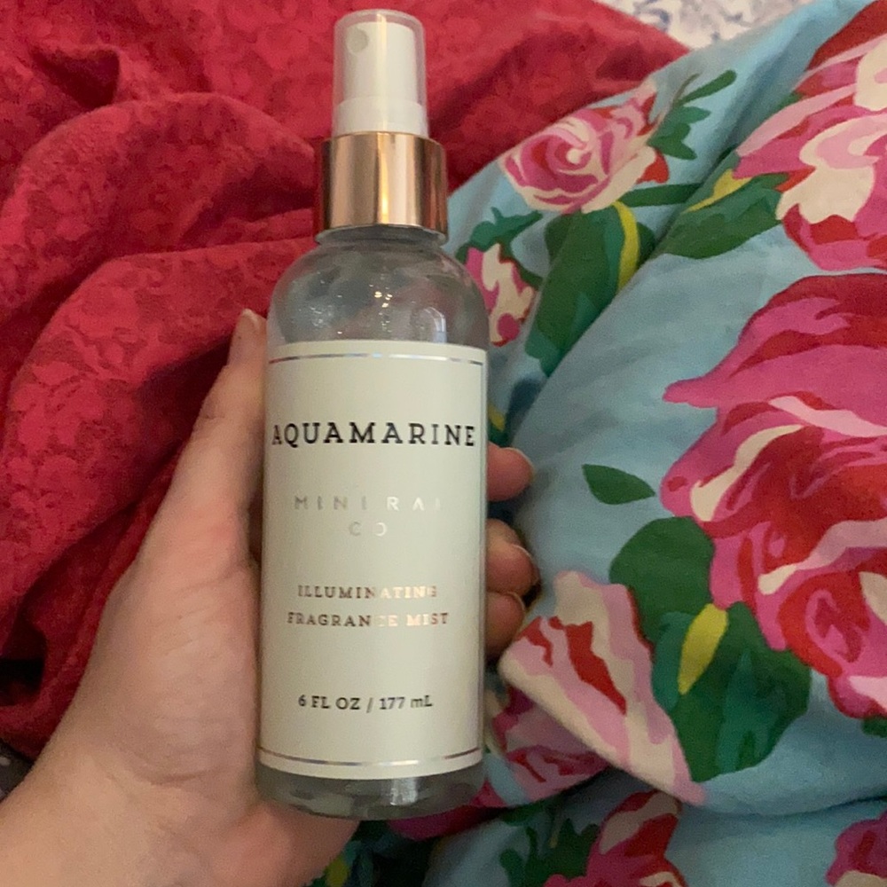 Aquamarine illuminating fragrance mist